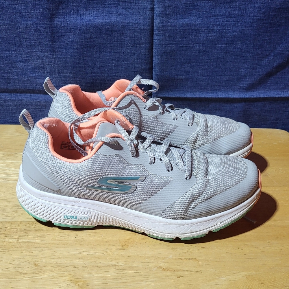 Sketches Go Run gray M strike athletic shoes  size 9